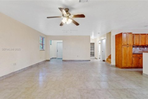 Снять в аренду таунхаус в Пальметто-Бей, Флорида 3 спальни, 210.14м2, № 1987172 - фото 2