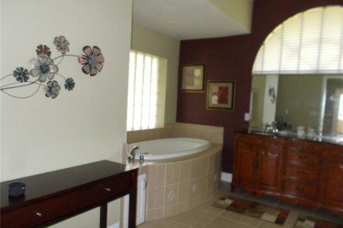 House in North Port, Florida 3 bedrooms, 202.62 sq.m. № 2215059 - photo 9