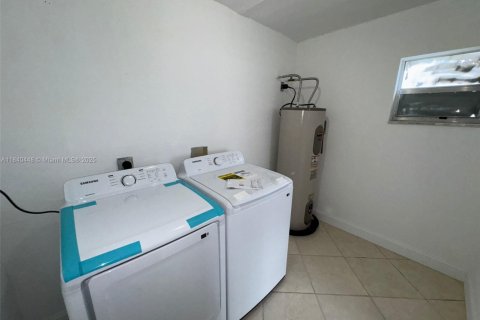 Casa en venta en Fort Lauderdale, Florida, 3 dormitorios, 136.57 m2 № 1828670 - foto 28