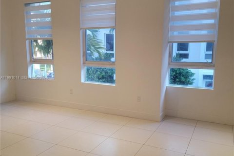 Touwnhouse à vendre à Doral, Floride: 4 chambres, 216.93 m2 № 2057354 - photo 3