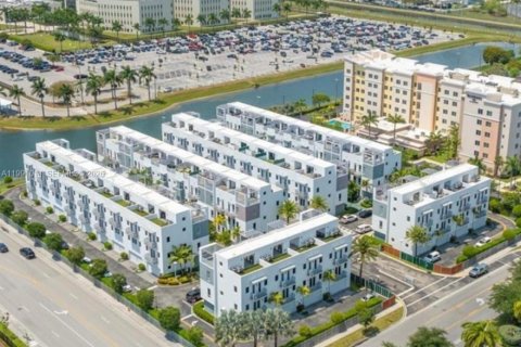 Touwnhouse à vendre à Doral, Floride: 4 chambres, 216.93 m2 № 2057354 - photo 2