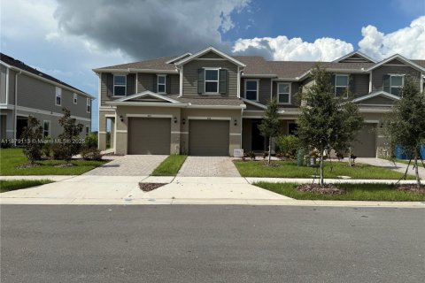 Townhouse in Lake Wales, Florida 3 bedrooms № 1924953 - photo 1