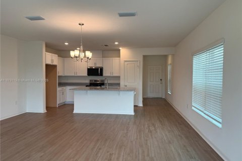 Townhouse in Lake Wales, Florida 3 bedrooms № 1924953 - photo 8