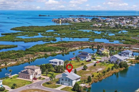 House in Hernando Beach, Florida 3 bedrooms, 190.08 sq.m. № 2284304