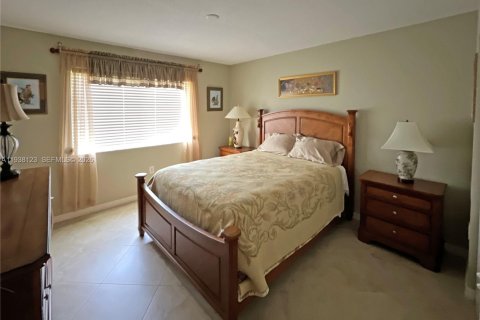 Condo in Jensen Beach, Florida, 2 bedrooms  № 1996376 - photo 14