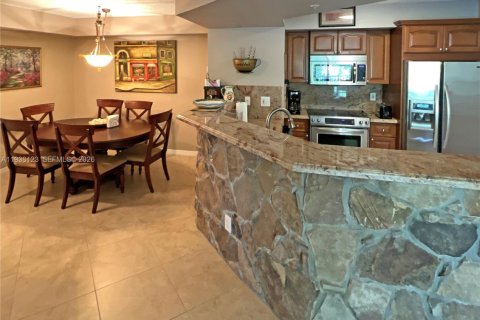 Condo in Jensen Beach, Florida, 2 bedrooms  № 1996376 - photo 5