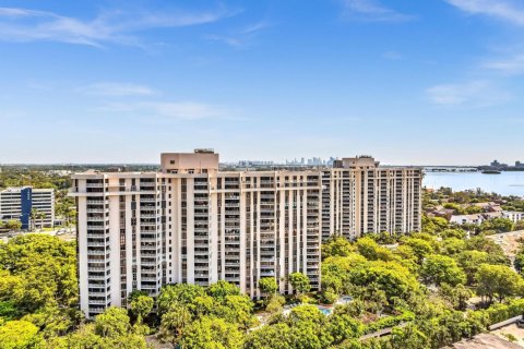 Condo in Miami, Florida, 2 bedrooms  № 1207401 - photo 1