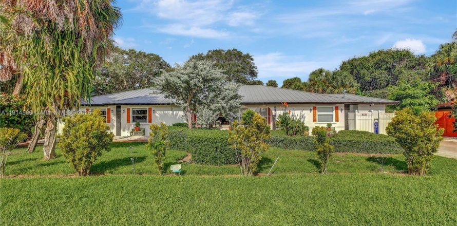 Коммерческая недвижимость в Виро-Бич, Флорида 287.9м2 № 1970030