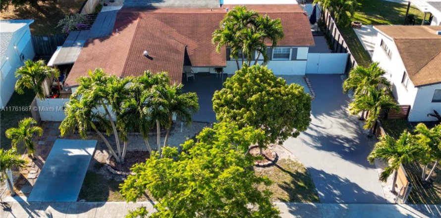 House in Cutler Bay, Florida 4 bedrooms, 155.15 sq.m. № 1707915
