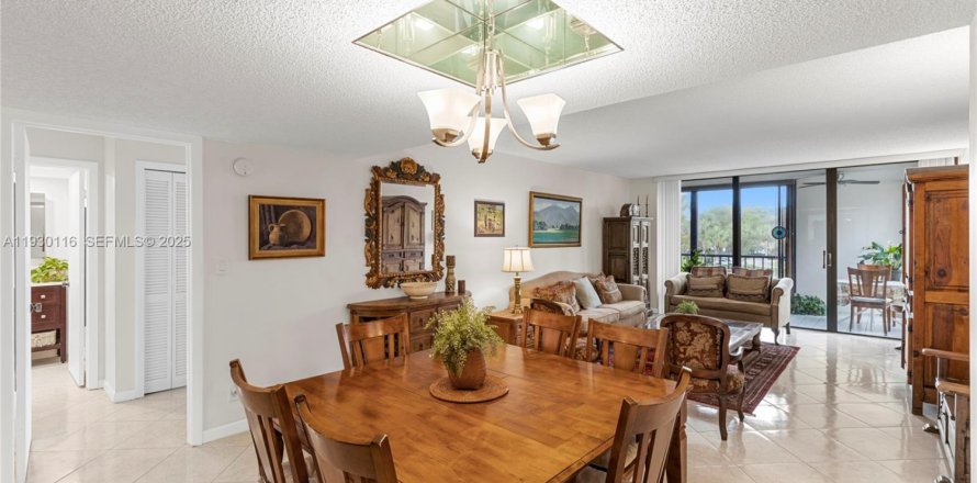 Кондоминиум с 2 спальнями в Уэстон, Флорида № 1989639