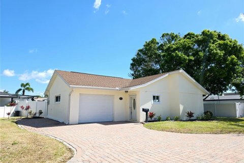 Casa en venta en Saint Petersburg, Florida, 3 dormitorios, 125.98 m2 № 1631996 - foto 4