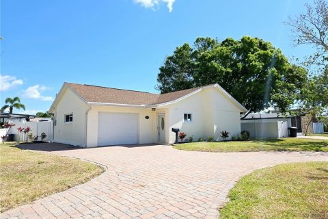 Casa en venta en Saint Petersburg, Florida, 3 dormitorios, 125.98 m2 № 1631996 - foto 1