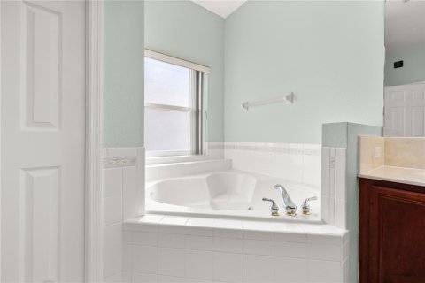 House in BELLALAGO in Kissimmee, Florida 5 bedrooms, 261.33 sq.m. № 2221885 - photo 18