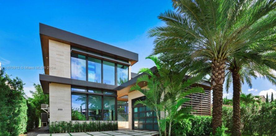 House in Miami Beach, Florida 4 bedrooms, 332.13 sq.m. № 1934669