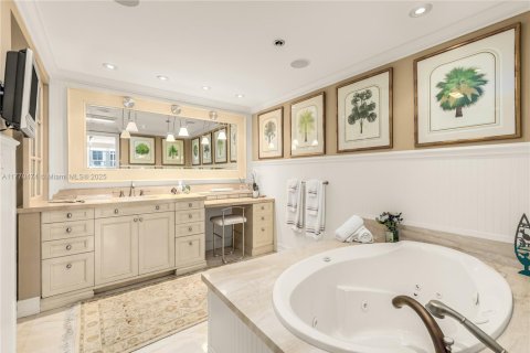 Condo in Bal Harbour, Florida, 2 bedrooms  № 1867128 - photo 9