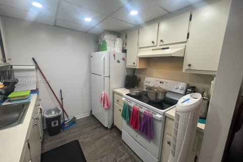 Condominio en venta en Pembroke Pines, Florida, 1 dormitorio, 75.34 m2 № 1983243 - foto 2