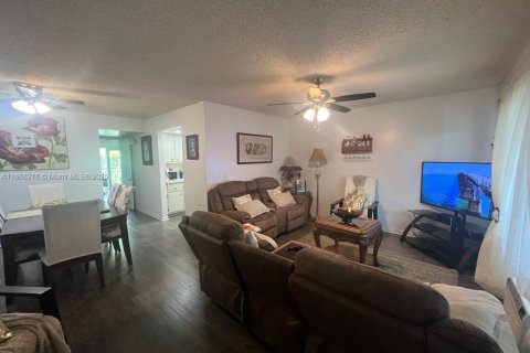 Condominio en venta en Pembroke Pines, Florida, 1 dormitorio, 75.34 m2 № 1983243 - foto 1