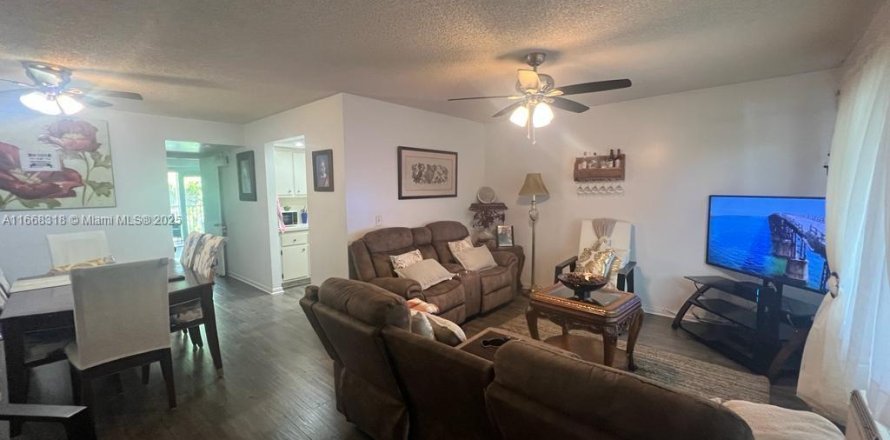 Condominio en Pembroke Pines, Florida, 1 dormitorio № 1983243