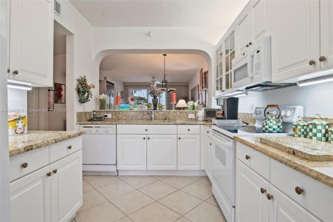 Condo in Tamarac, Florida, 2 bedrooms  № 1836812 - photo 8