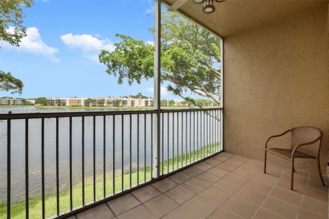Condo in Tamarac, Florida, 2 bedrooms  № 1836812 - photo 22