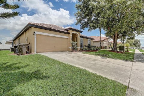 House in Kissimmee, Florida 4 bedrooms, 209.87 sq.m. № 2207279 - photo 2