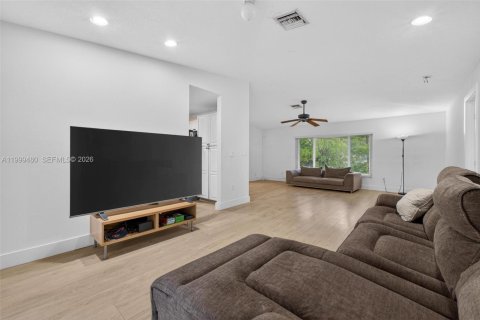 House in Palmetto Bay, Florida 4 bedrooms, 219.99 sq.m. № 2066809 - photo 13