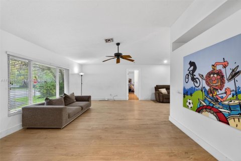 House in Palmetto Bay, Florida 4 bedrooms, 219.99 sq.m. № 2066809 - photo 9