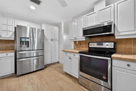 House in Palmetto Bay, Florida 4 bedrooms, 219.99 sq.m. № 2066809 - photo 18