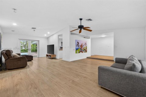 House in Palmetto Bay, Florida 4 bedrooms, 219.99 sq.m. № 2066809 - photo 12