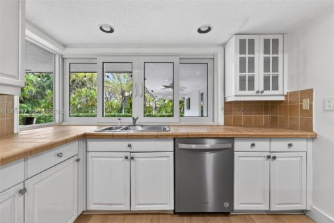 House in Palmetto Bay, Florida 4 bedrooms, 219.99 sq.m. № 2066809 - photo 17