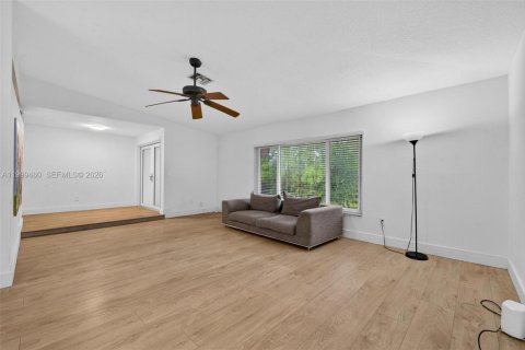 House in Palmetto Bay, Florida 4 bedrooms, 219.99 sq.m. № 2066809 - photo 10