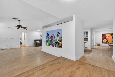 House in Palmetto Bay, Florida 4 bedrooms, 219.99 sq.m. № 2066809 - photo 8