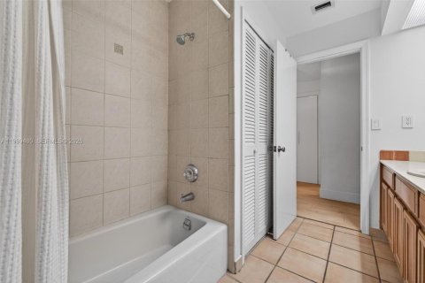 House in Palmetto Bay, Florida 4 bedrooms, 219.99 sq.m. № 2066809 - photo 27