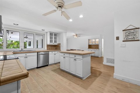 House in Palmetto Bay, Florida 4 bedrooms, 219.99 sq.m. № 2066809 - photo 16