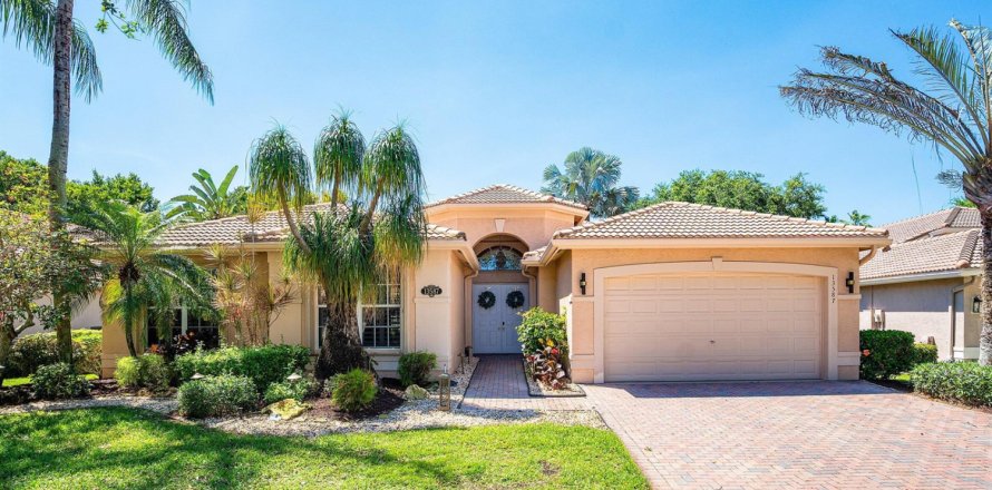 House in Delray Beach, Florida 3 bedrooms, 248.61 sq.m. № 2399651
