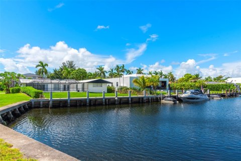 House in Hallandale Beach, Florida 8 bedrooms, 608.05 sq.m. № 1756354 - photo 11