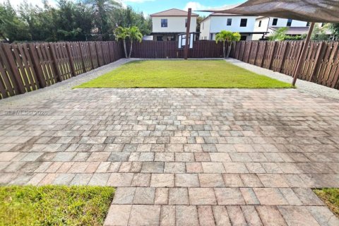 House in Doral, Florida 5 bedrooms, 277.96 sq.m. № 2002817 - photo 9