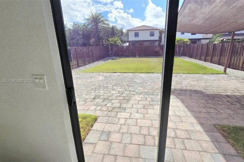 House in Doral, Florida 5 bedrooms, 277.96 sq.m. № 2002817 - photo 19