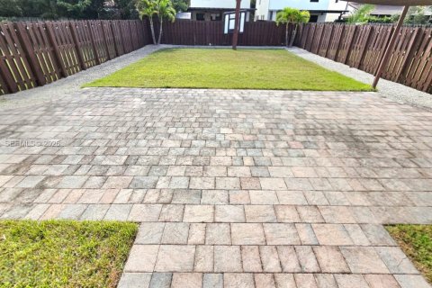 House in Doral, Florida 5 bedrooms, 277.96 sq.m. № 2002817 - photo 10