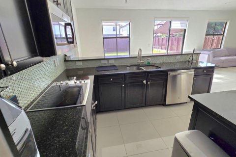 House in Doral, Florida 5 bedrooms, 277.96 sq.m. № 2002817 - photo 3