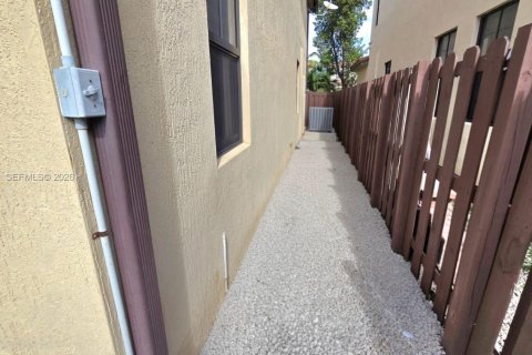 House in Doral, Florida 5 bedrooms, 277.96 sq.m. № 2002817 - photo 21