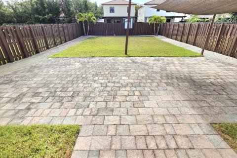 House in Doral, Florida 5 bedrooms, 277.96 sq.m. № 2002817 - photo 15