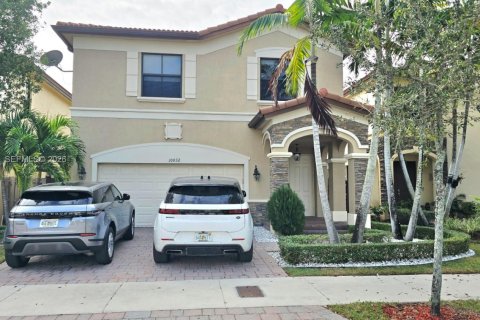 House in Doral, Florida 5 bedrooms, 277.96 sq.m. № 2002817