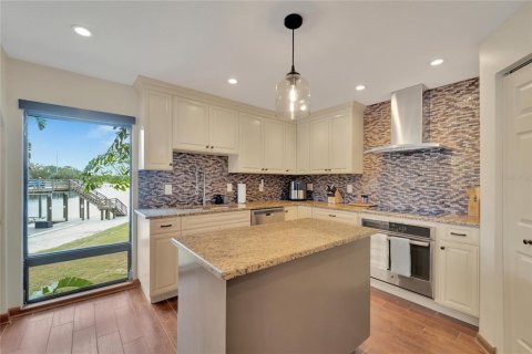 House in Tampa, Florida 3 bedrooms, 299.61 sq.m. № 1548192 - photo 22
