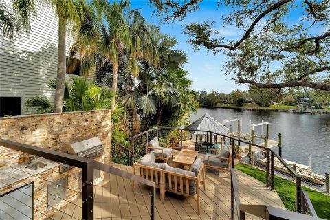 House in Tampa, Florida 3 bedrooms, 299.61 sq.m. № 1548192 - photo 8