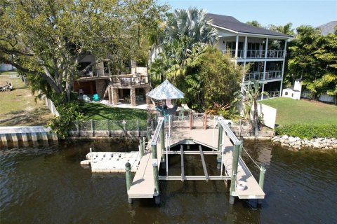 House in Tampa, Florida 3 bedrooms, 299.61 sq.m. № 1548192 - photo 6