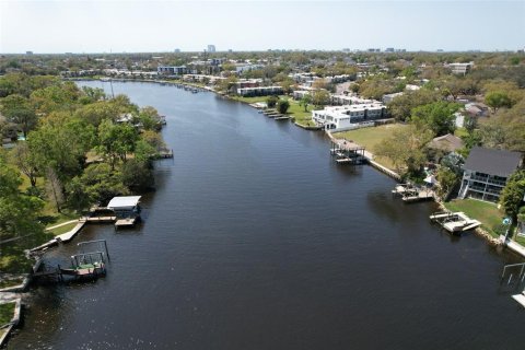 House in Tampa, Florida 3 bedrooms, 299.61 sq.m. № 1548192 - photo 2