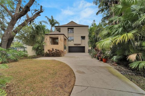 House in Tampa, Florida 3 bedrooms, 299.61 sq.m. № 1548192 - photo 1
