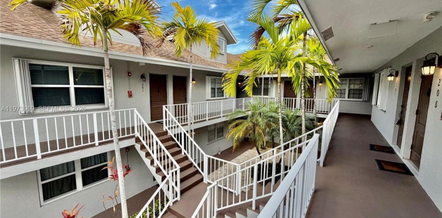 Кондоминиум с 1 спальней в Форт-Лодердейл, Флорида № 2033614