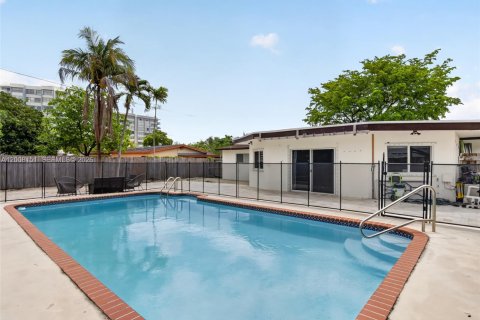 House in Miami, Florida 4 bedrooms, 183.39 sq.m. № 2073840 - photo 30